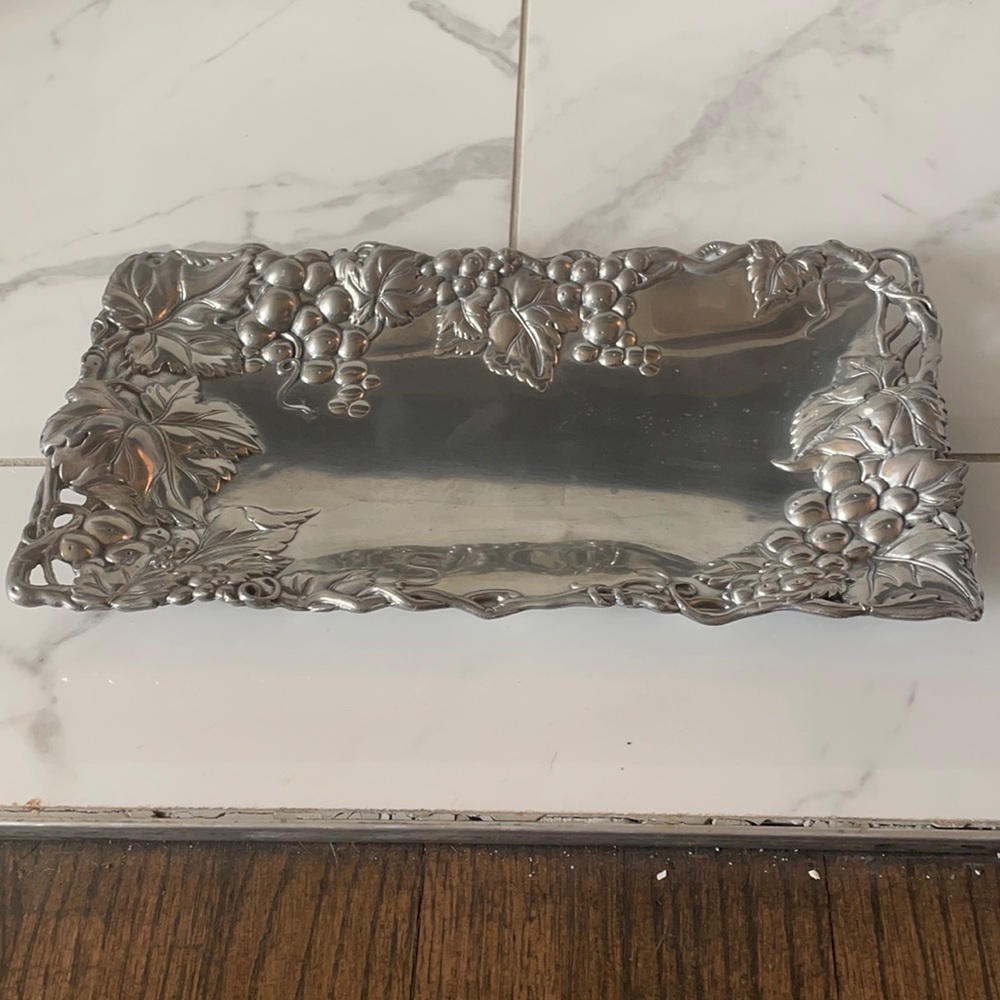 Arthur court grape tray